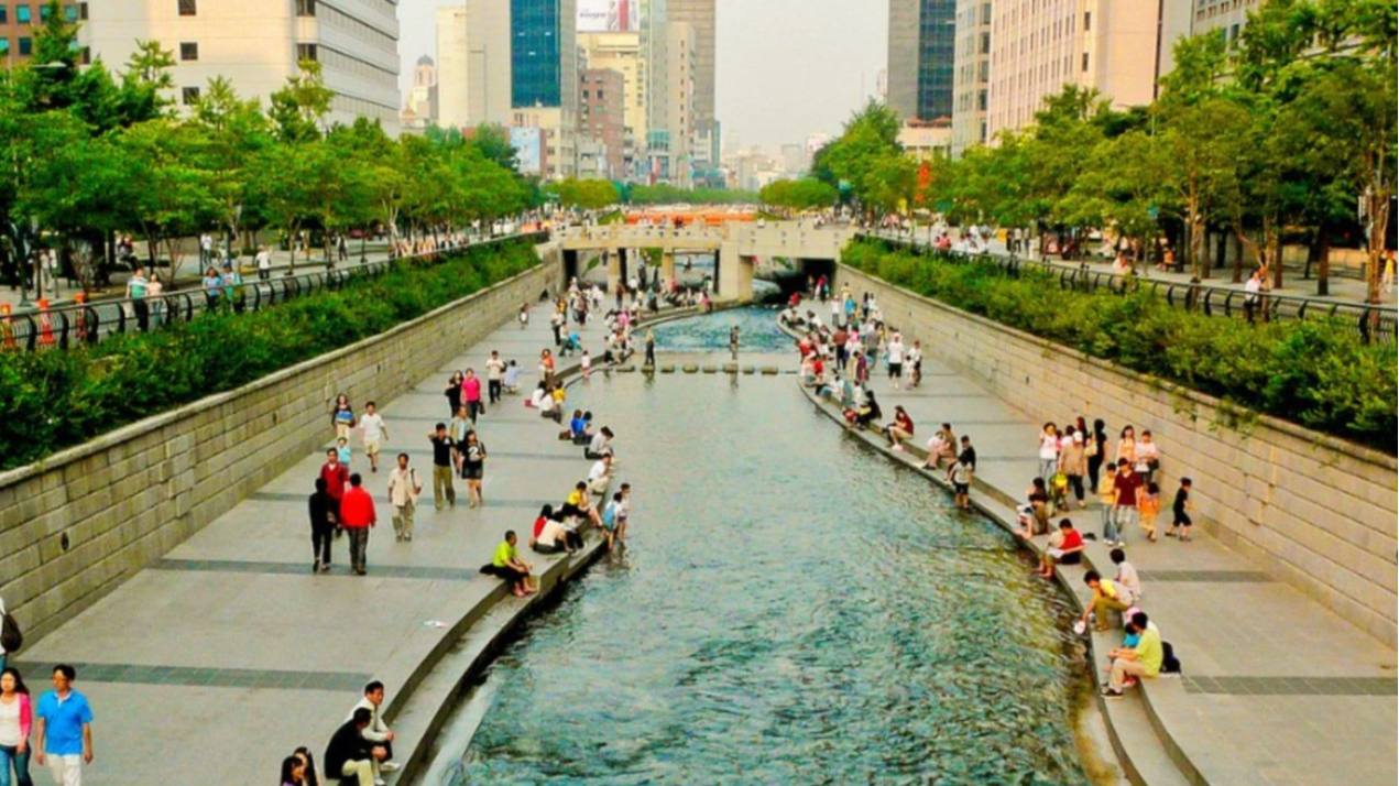 Зона відпочинку в Сеулі, де вражаюче чисто попри туристичність місця Зона відпочинку в Сеулі, де вражаюче чисто попри туристичність місця