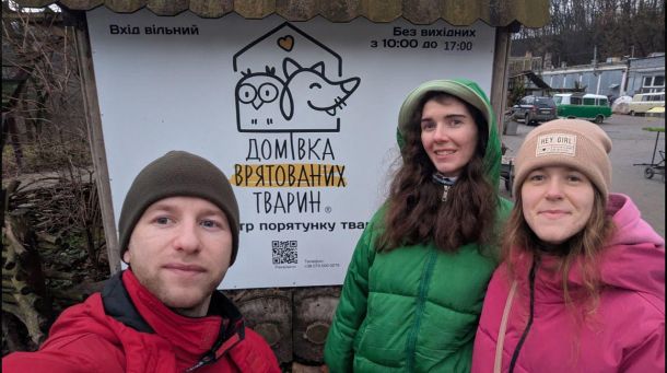 Команда молодіжного центру NWET побувала у “Домівці врятованих тварин” у Львові та долучилася до волонтерства