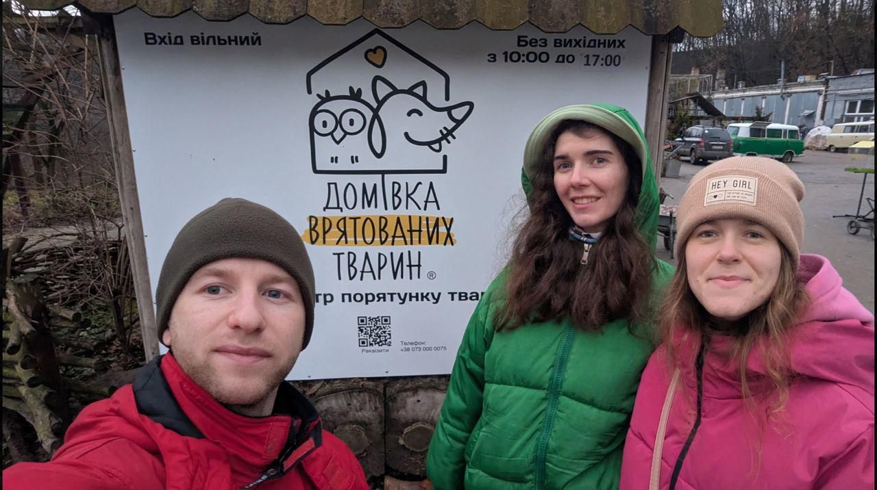 Команда молодіжного центру NWET побувала у “Домівці врятованих тварин” у Львові та долучилася до волонтерства